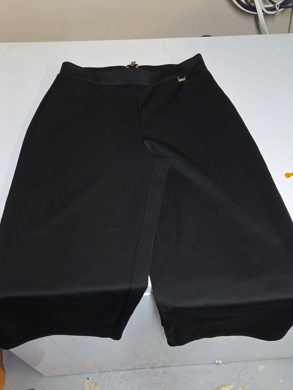 Anne Klein Black Wide Leg Capris with Gold Logo Accent Sz S